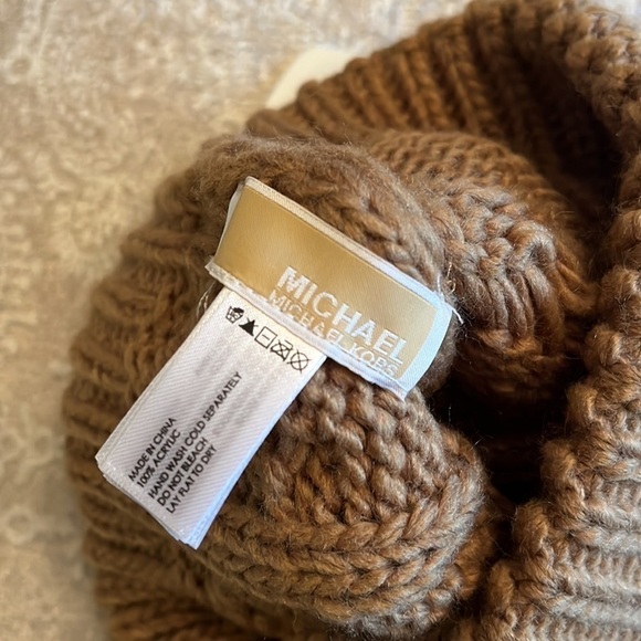 Brand New Michael Kors Cable Knit Cuffed Winter Hat Camel Beanie Gold Tone Logo - Picture 8 of 10